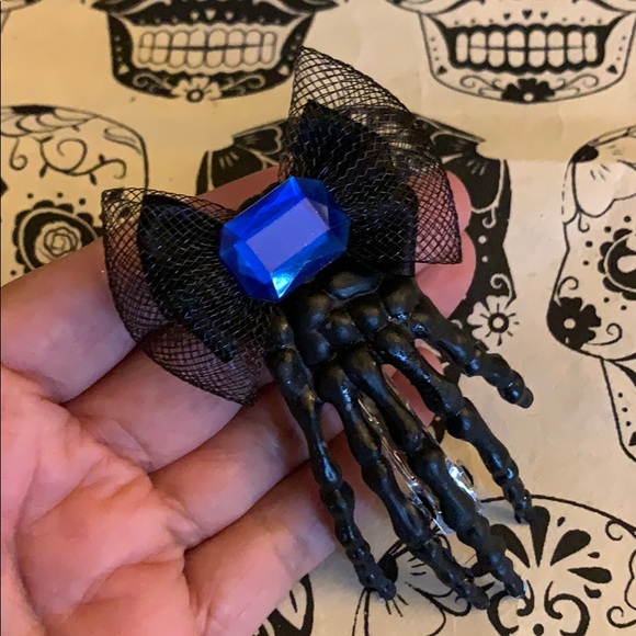 Black skeleton hand hair clip with blue jewel 💎 - Picture 1 of 16